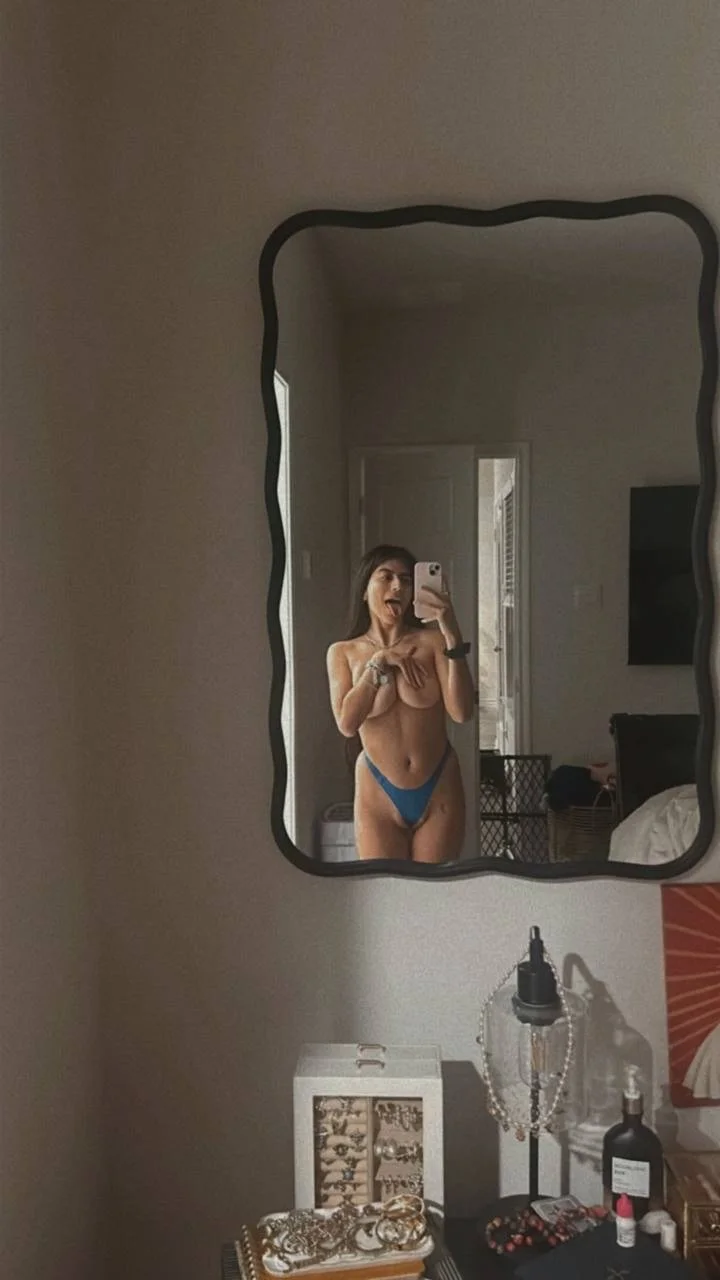 Latina Webslut Emilia image 2