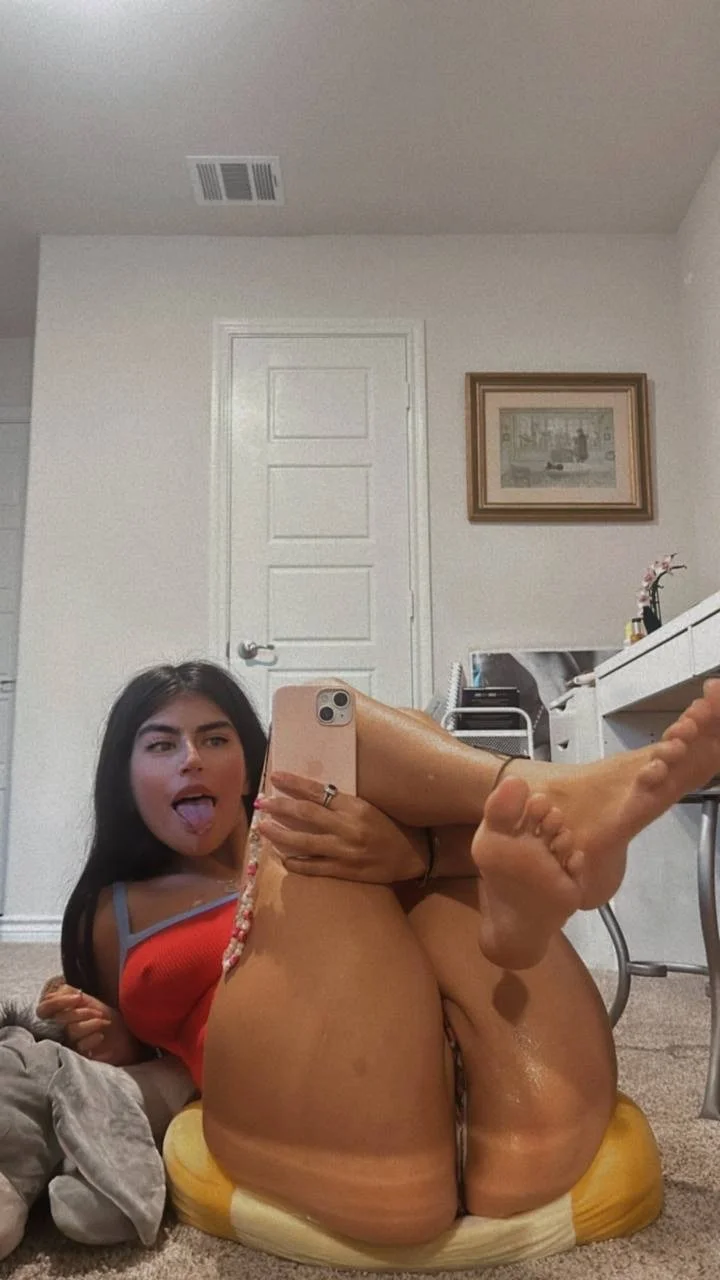Latina Webslut Emilia image 8