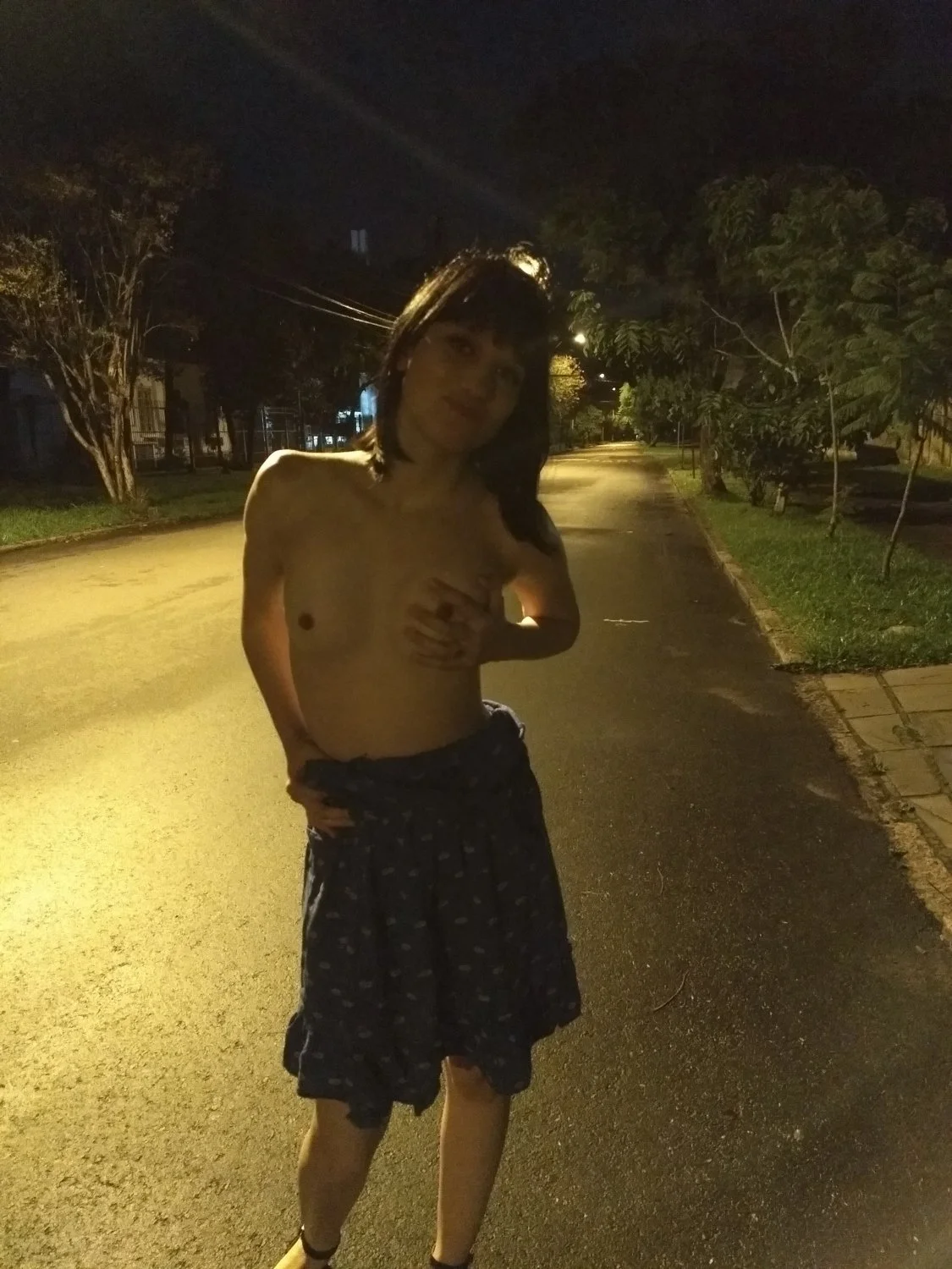 Carol esposa gaucha completamente pelada na rua em publico image 10