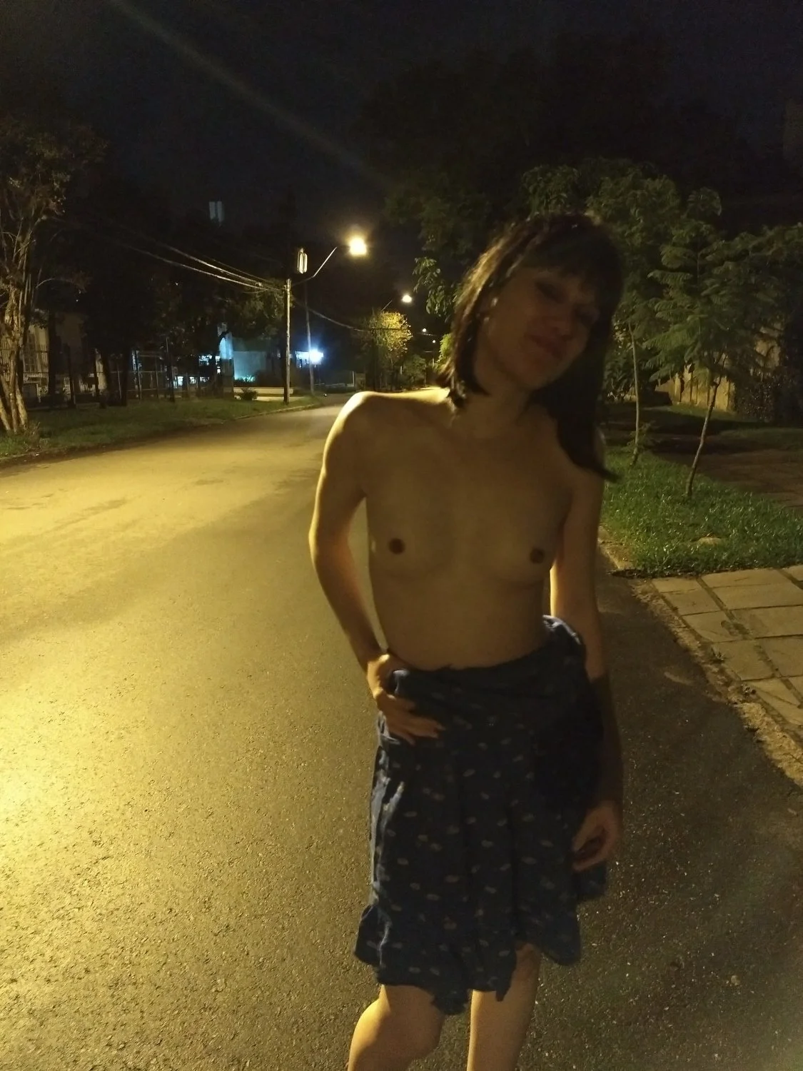 Carol esposa gaucha completamente pelada na rua em publico image 11