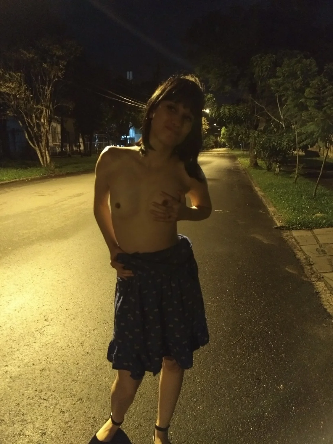Carol esposa gaucha completamente pelada na rua em publico image 16