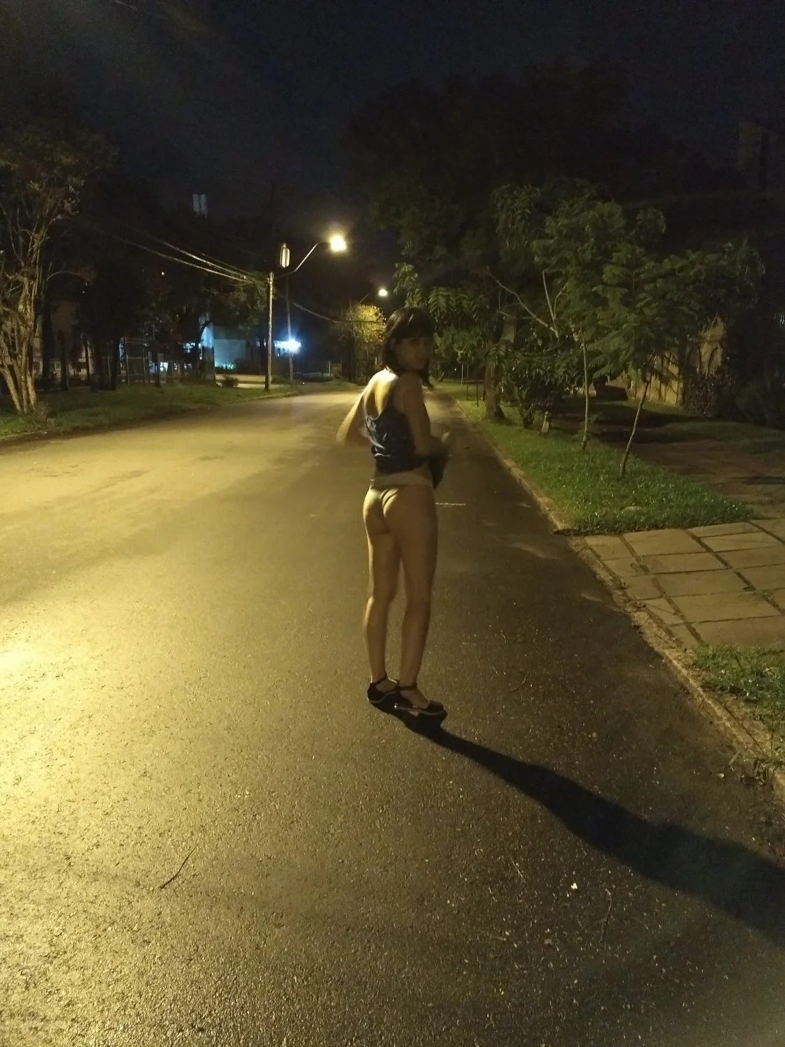 Carol esposa gaucha completamente pelada na rua em publico image 2