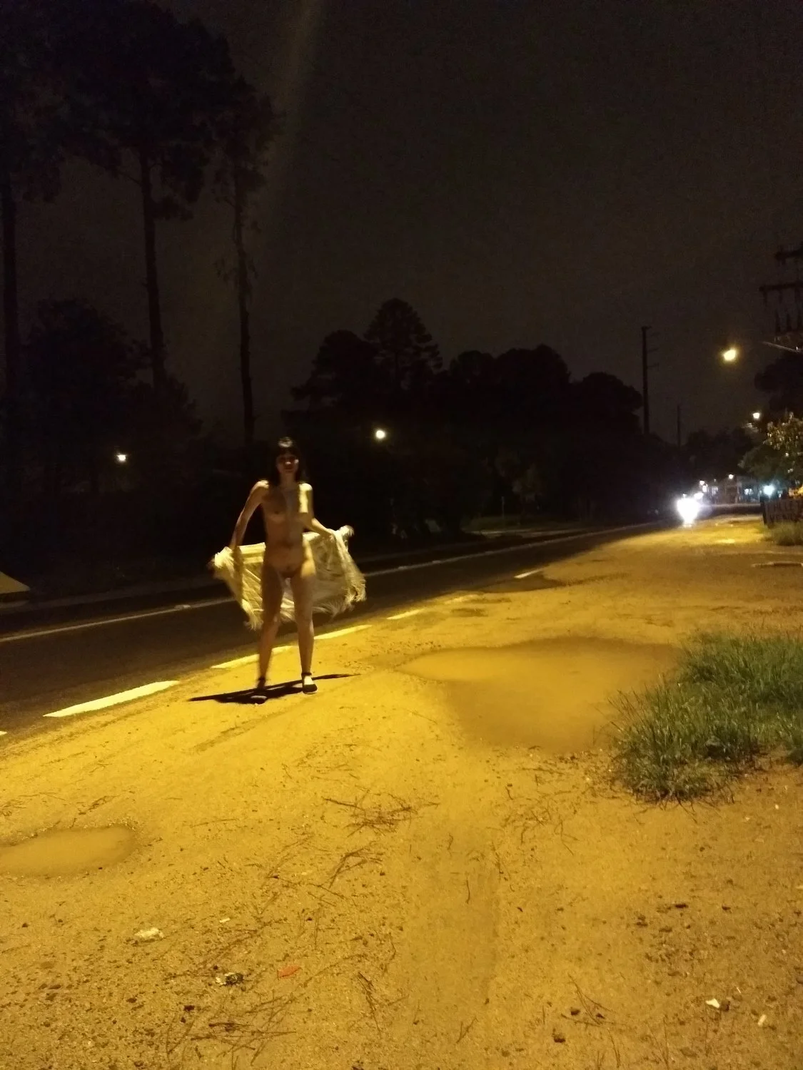 Carol esposa gaucha completamente pelada na rua em publico image 25