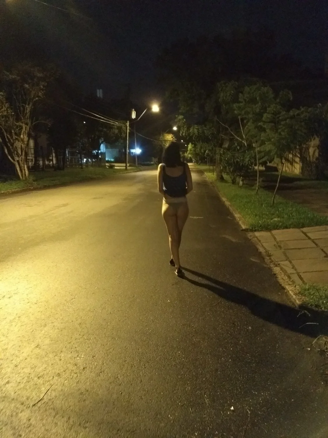 Carol esposa gaucha completamente pelada na rua em publico image 26