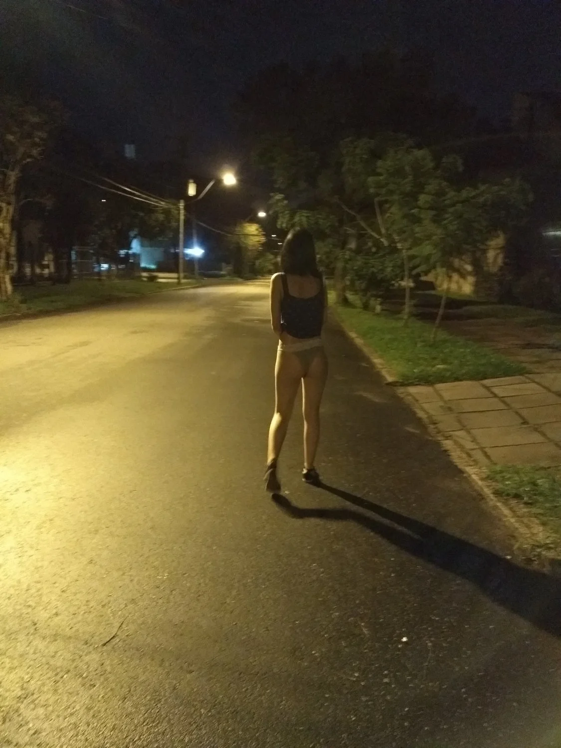 Carol esposa gaucha completamente pelada na rua em publico image 3