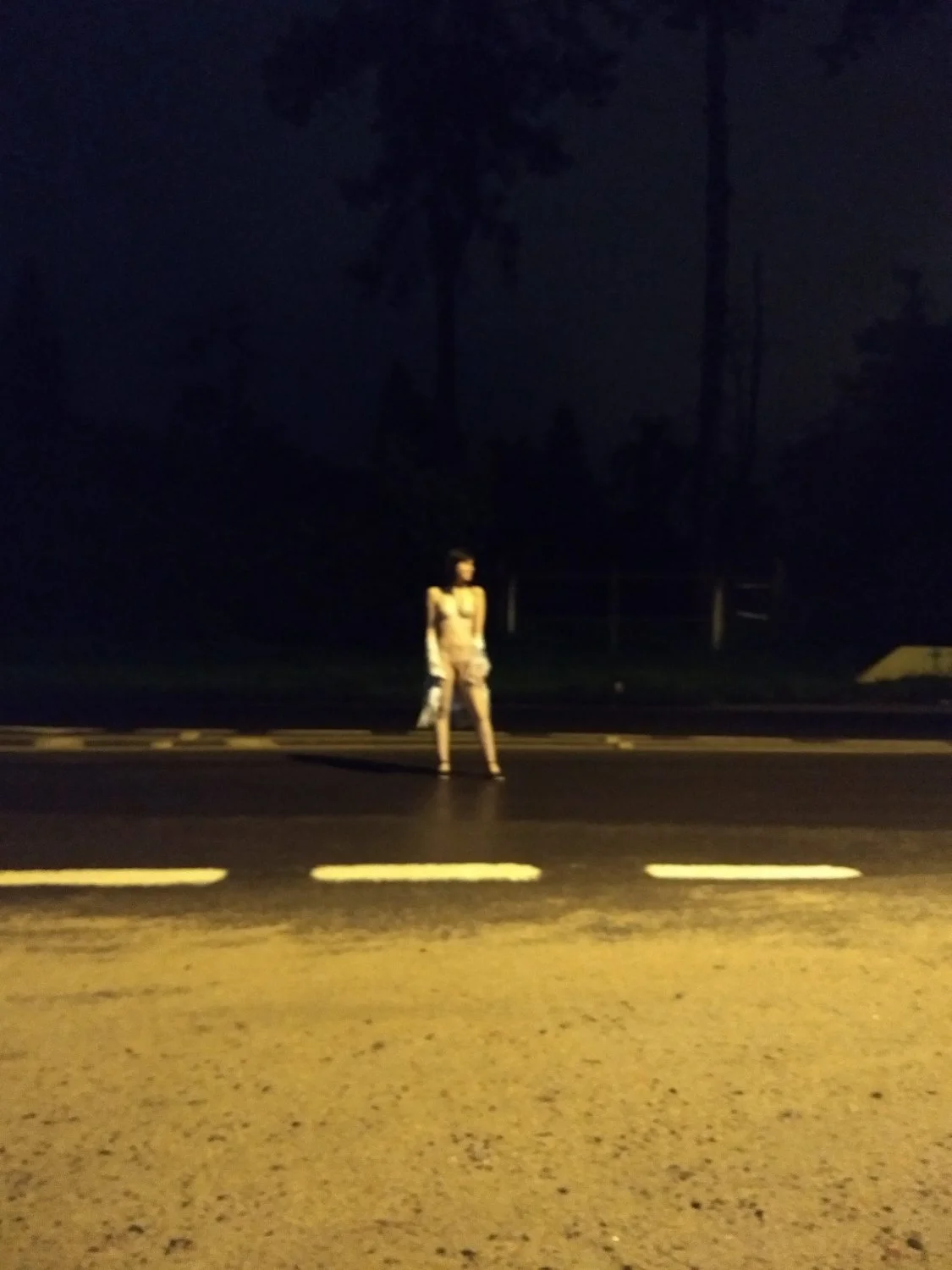 Carol esposa gaucha completamente pelada na rua em publico image 4