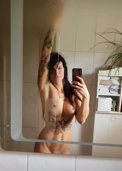 Steffi likes to show her tight body off cover image