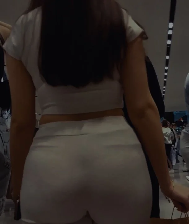 She shows her jiggling ass to the butt lovers image 2
