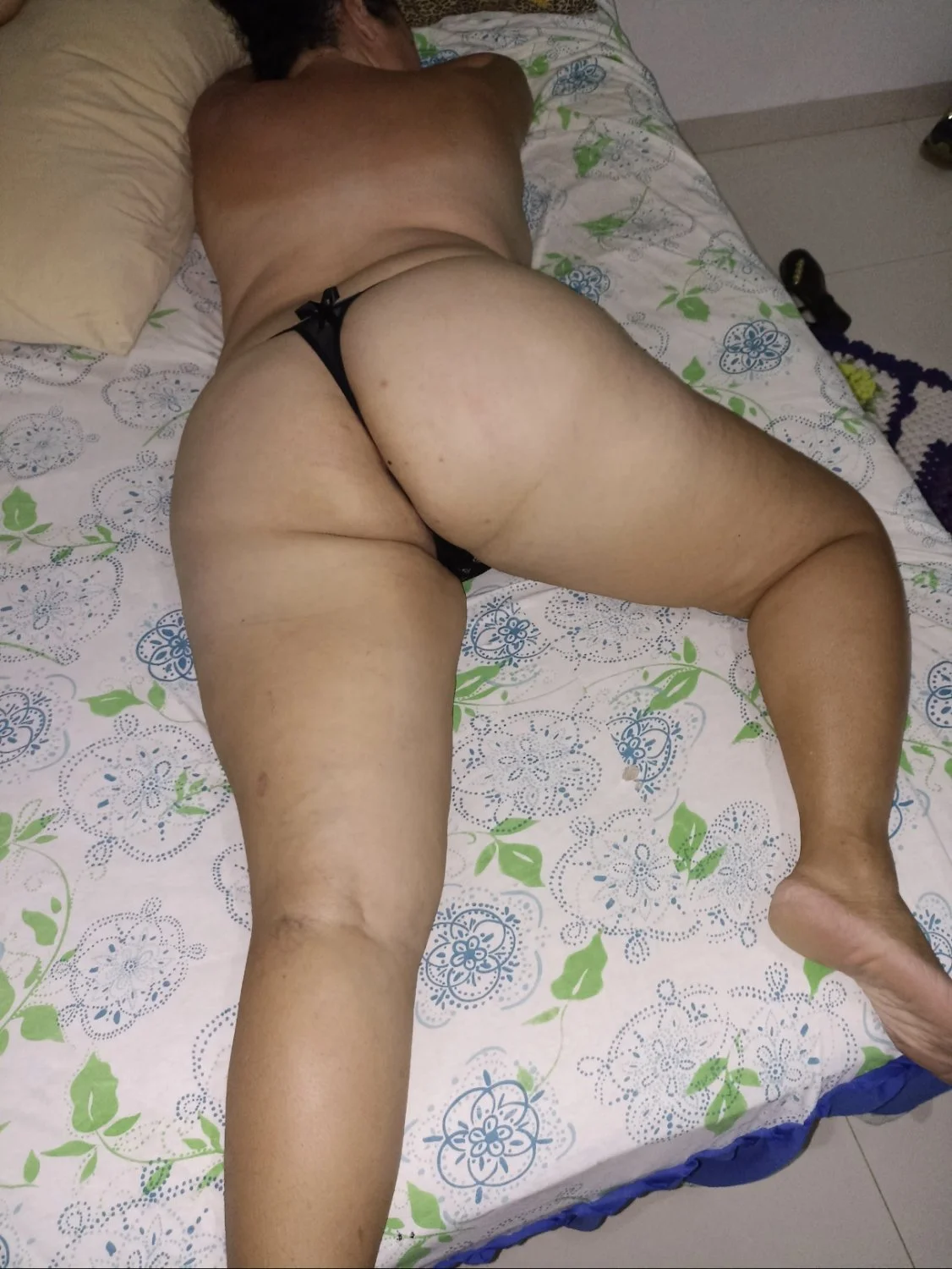 O fiozinho já está de lado, só falta um pauzao pra me fazer gozar, pq o pintinho do corno não faz image 2