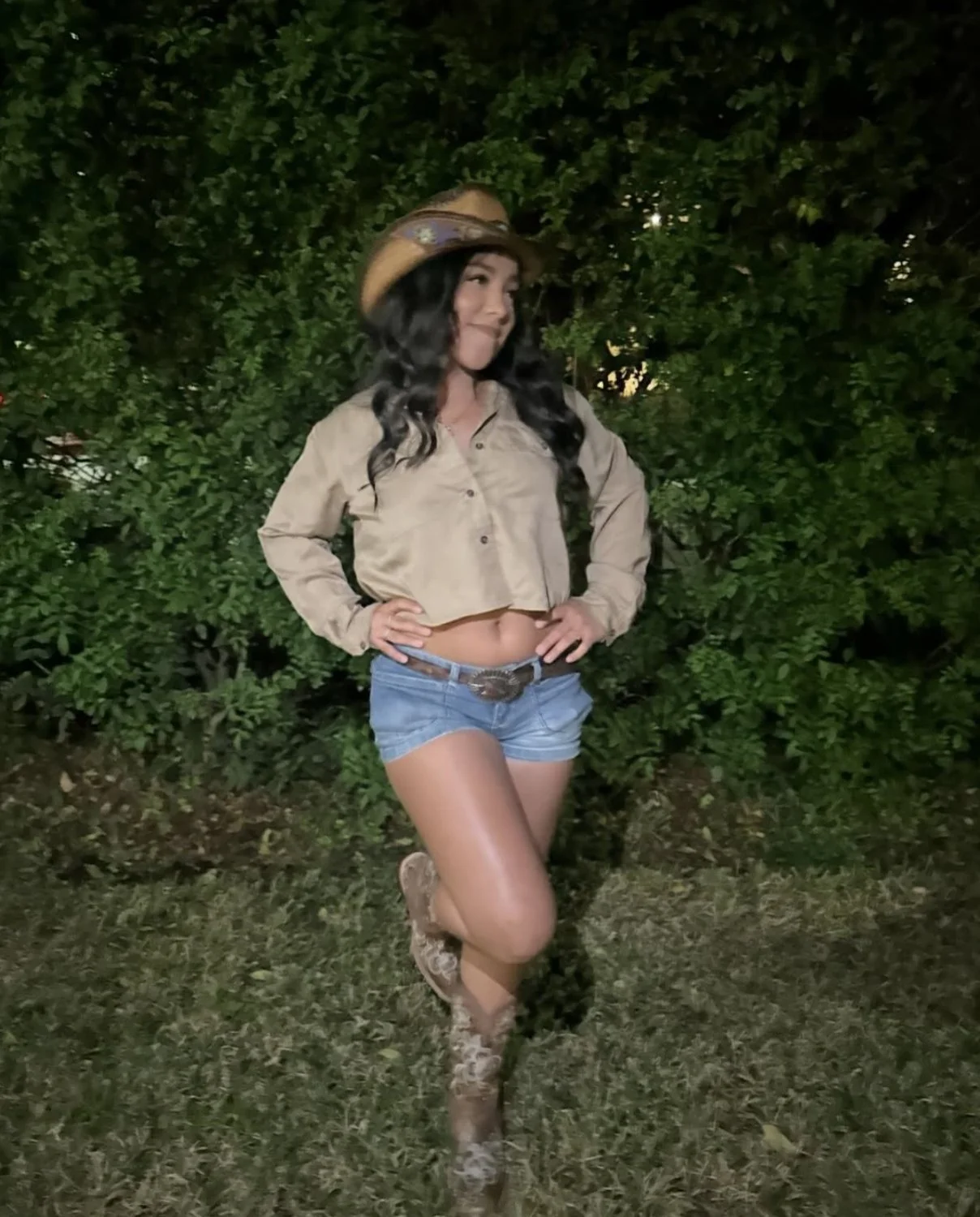 Sexy Latina mami with a pretty face and hot body image 7
