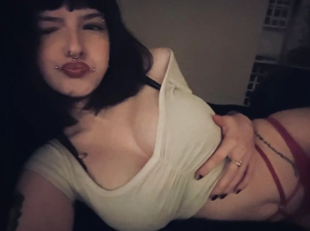 18 years old babe main image