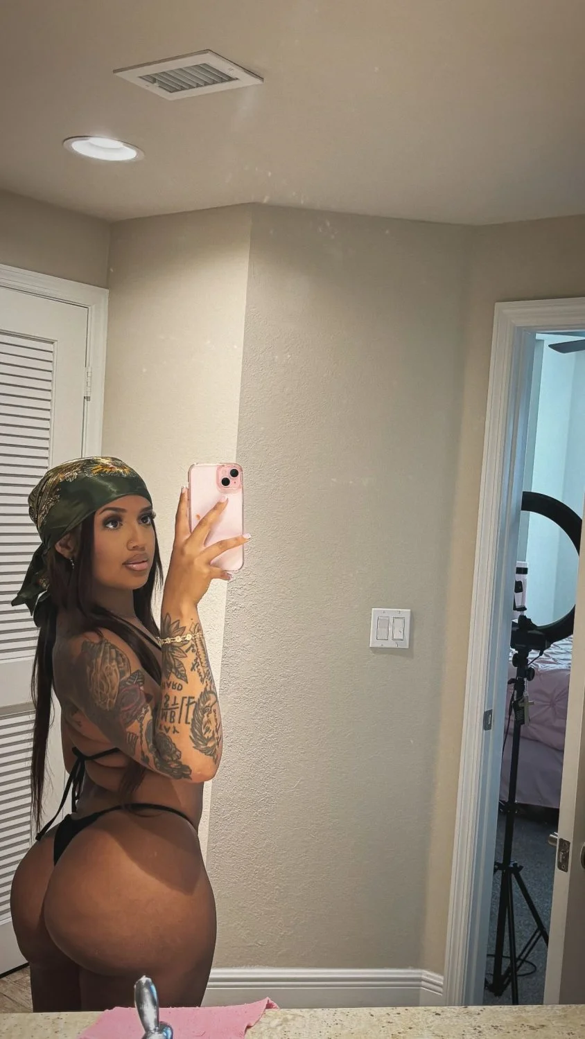 Phat ass TikToker image 4