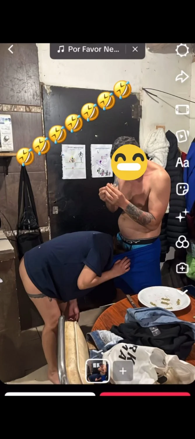 Tetona mendocina meando en baño de hombres image 5