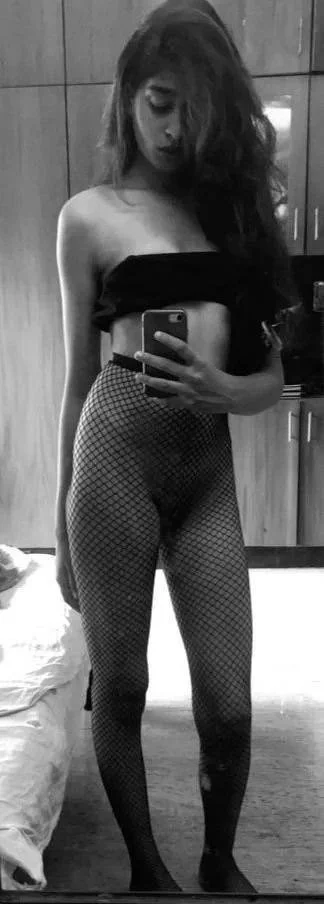 Neeya wanted exposeing save and report her image 4