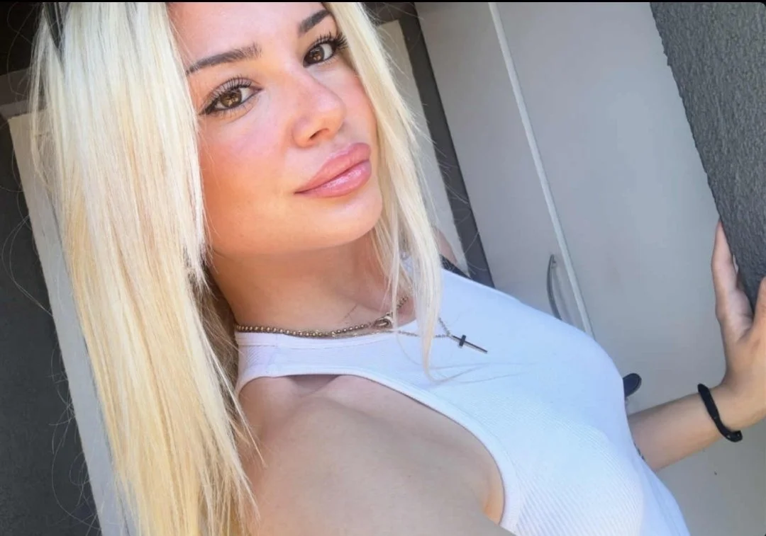 Shameless blonde teen slut Lara leaked naked image 4