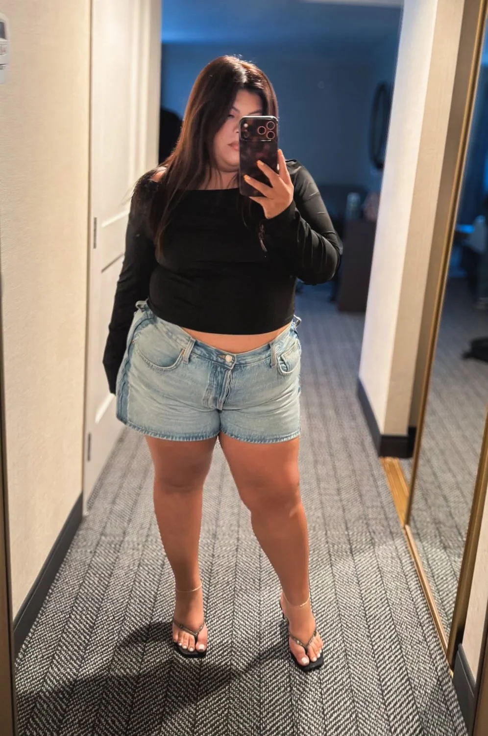 Funsized Horny Latina Milf loves to show off her big ASS main image