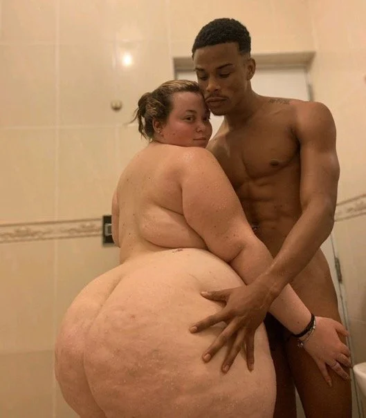 Gordinha da bunda enorme calvaga em um pau grande, o tamanho ideal para essa gorda, huge BBW main image