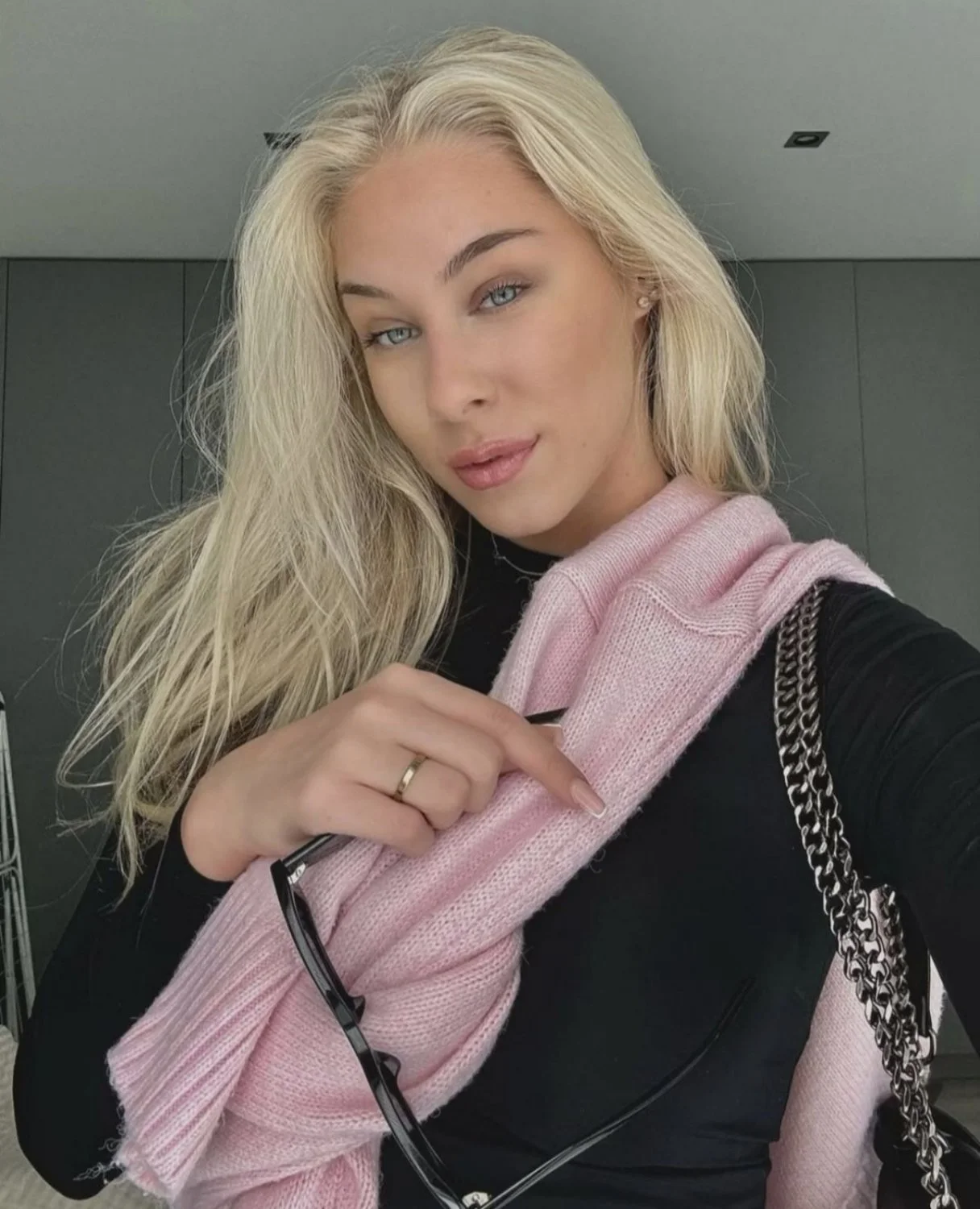 Hot blonde fit image 14