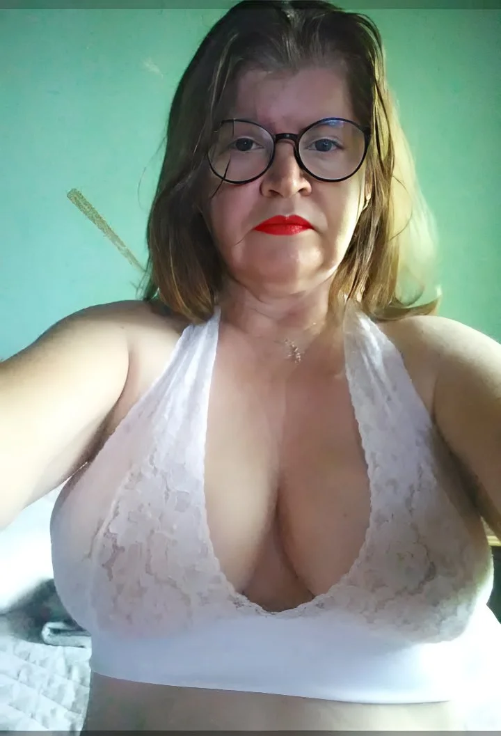Olha bem a cara dessa putona se encontrar por aí só chamar pra fudee mais tem que filmar pro corno main image