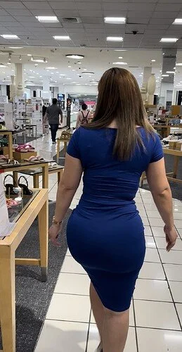 dona de loja de sapato cavala rabuda de vestido azul image 2