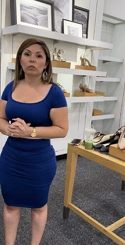 dona de loja de sapato cavala rabuda de vestido azul image 3