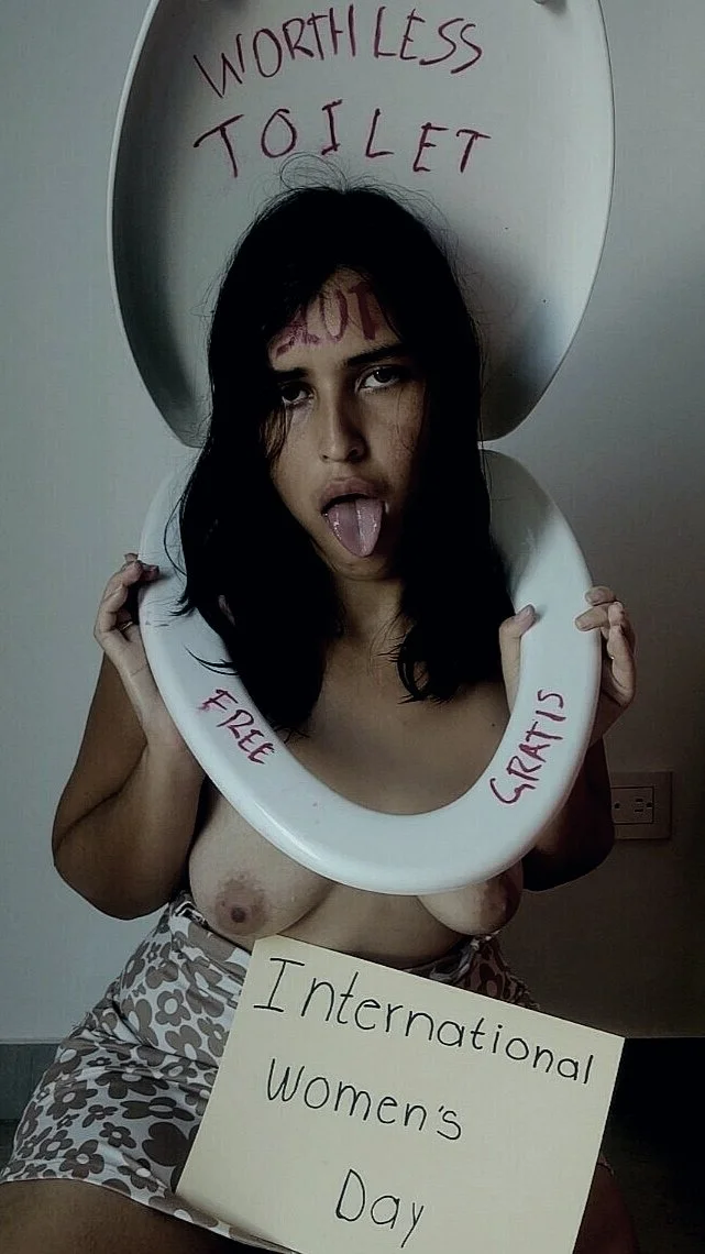 Mi mejor amiga casada es puta y urinal humano image 30