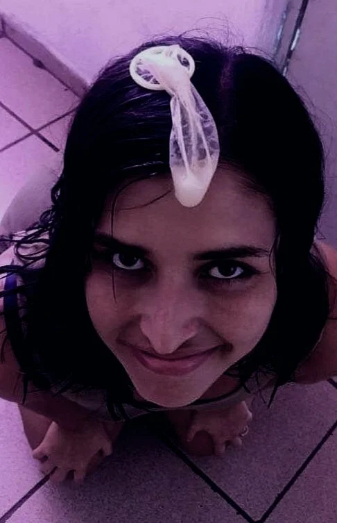 Mi mejor amiga casada es puta y urinal humano image 4