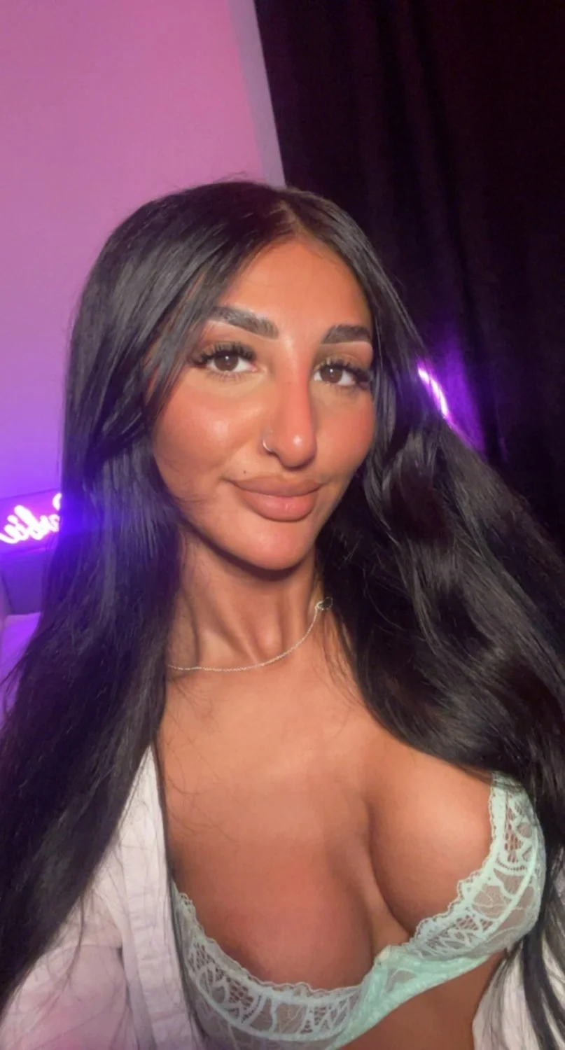 Can you resist this Asian hottie with a nice boobies main image