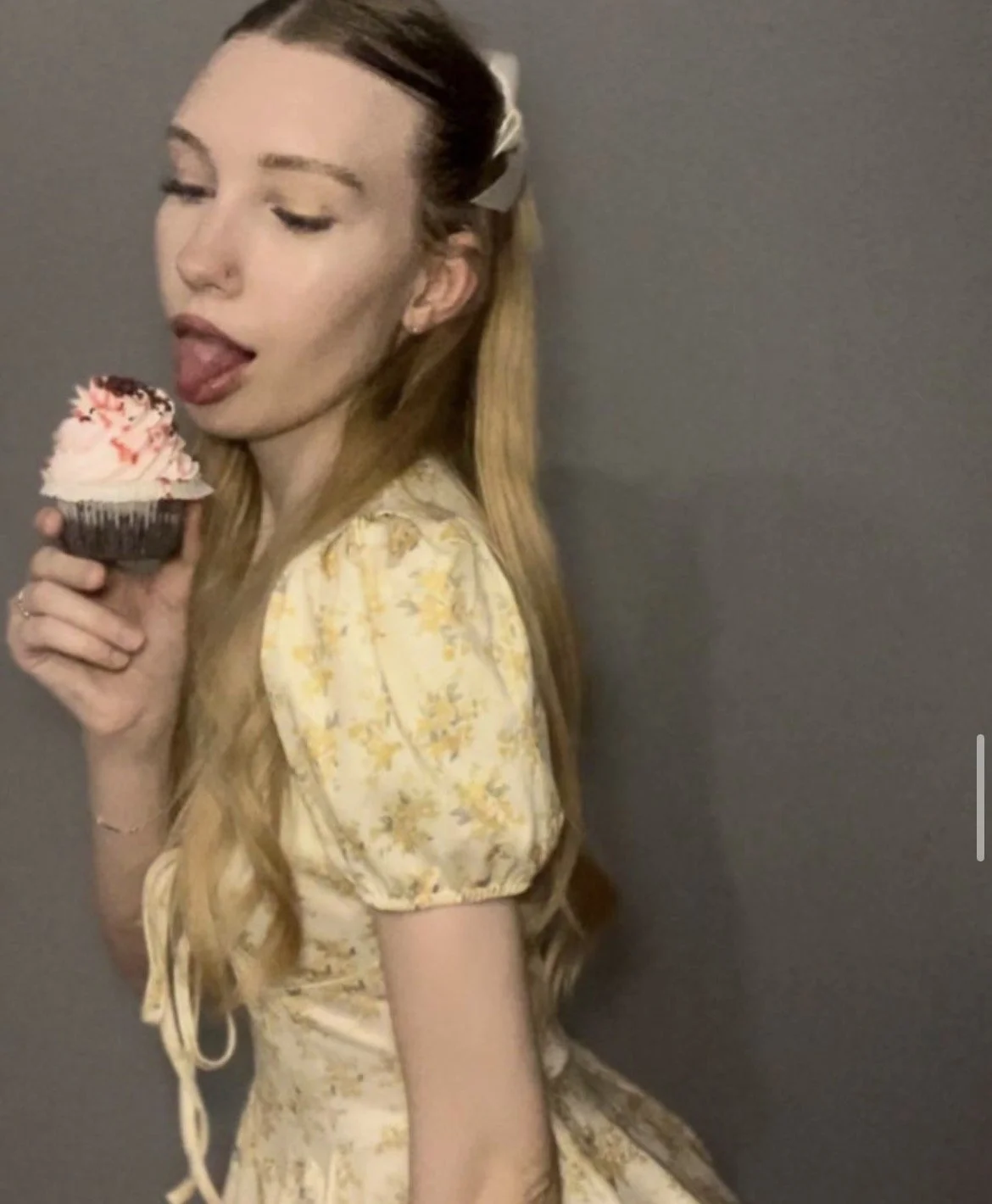 Tight skinny blonde slut. High heel feet image 3