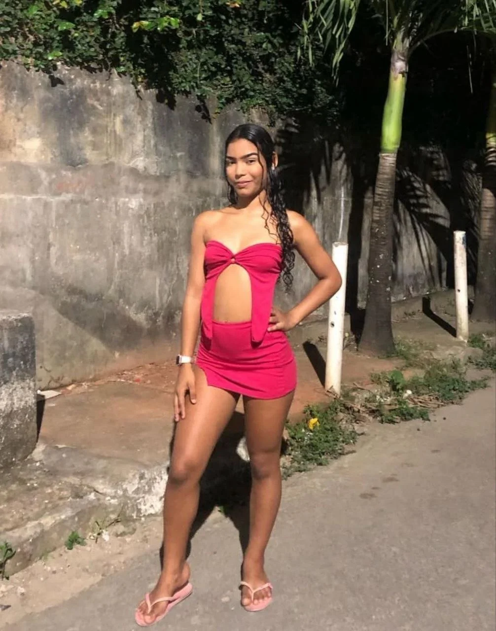 Novinha morena gostosinha foi vazada mostrando a buceta image 2
