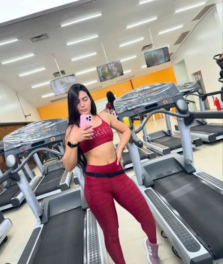 Linda morena gostosa na academia image 10