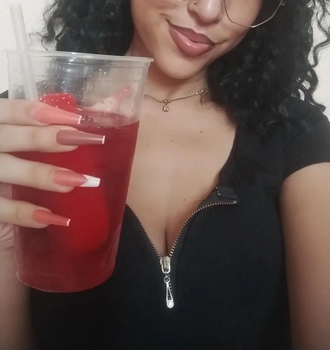 Morena bebe e fica safada image 2