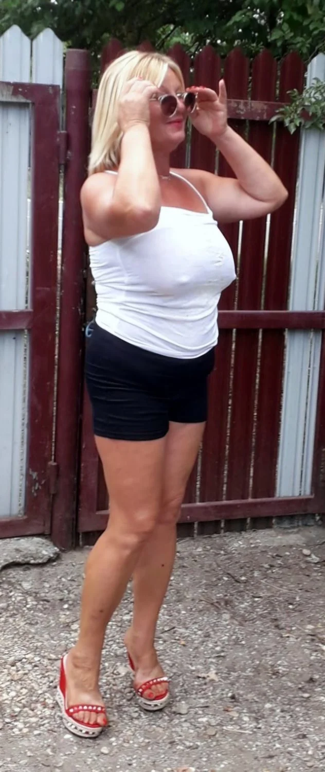 Amateur Wives Pokies On Show! image 13