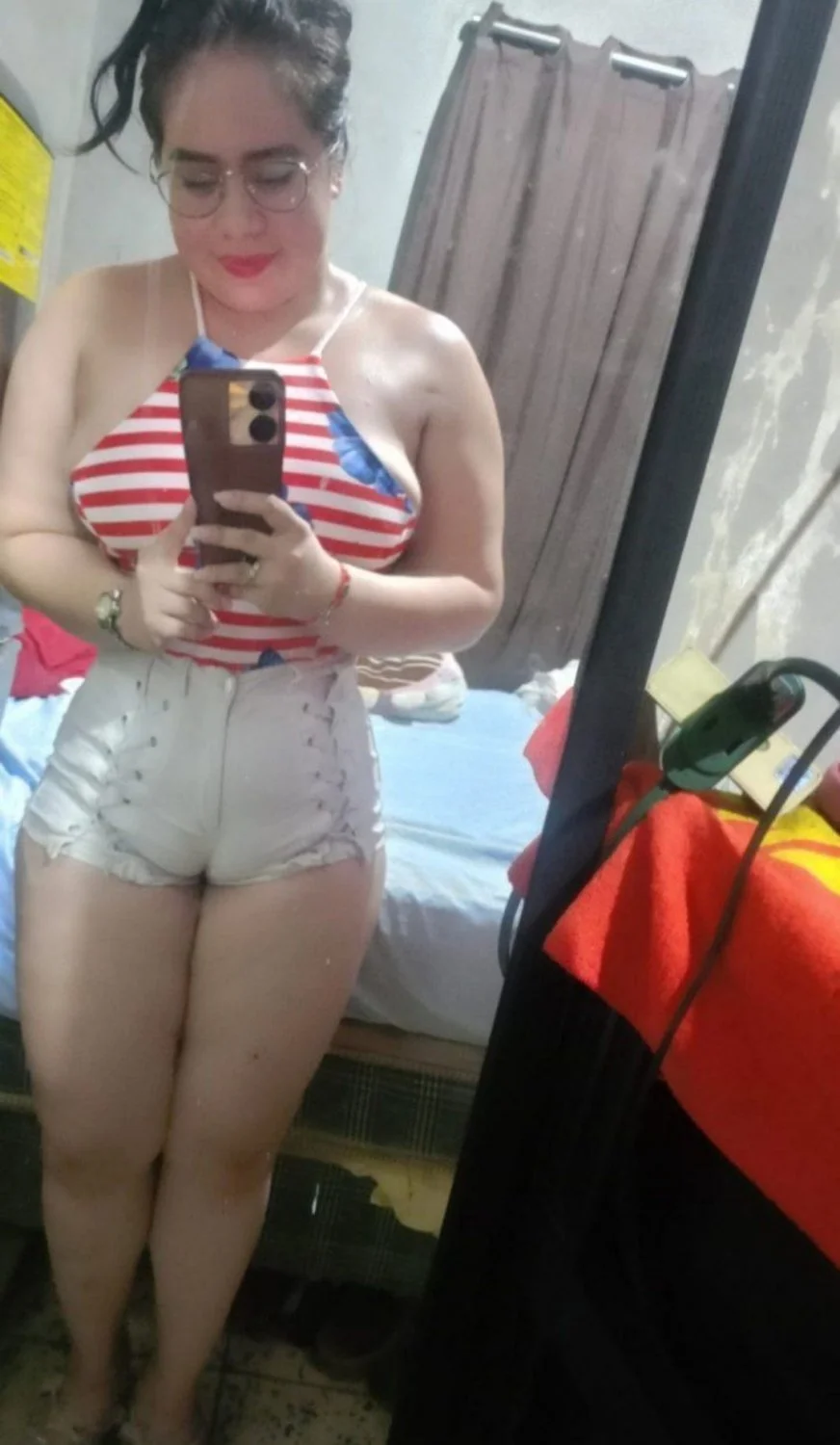Una Gordita caliente presumiendo su gran panocha image 3