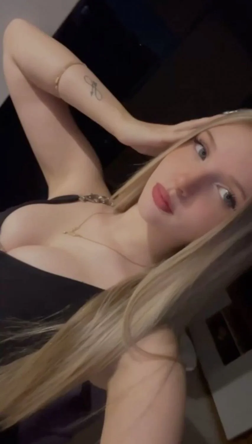 A esta rubia le encanta que el novio la deje toda abierta main image