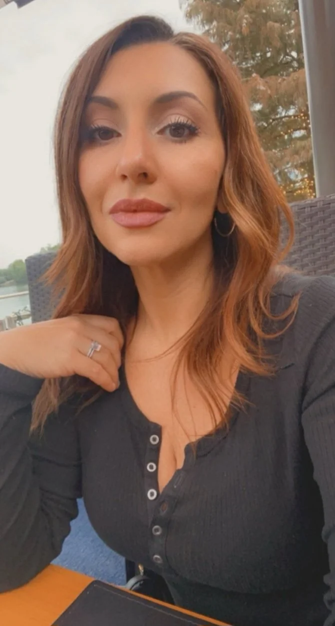 Exposed Milf, her kik is Emma_new98 image 3