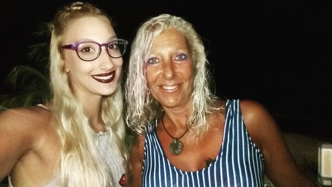Mami con las hijas Tamy y Sofi. REAL image 47