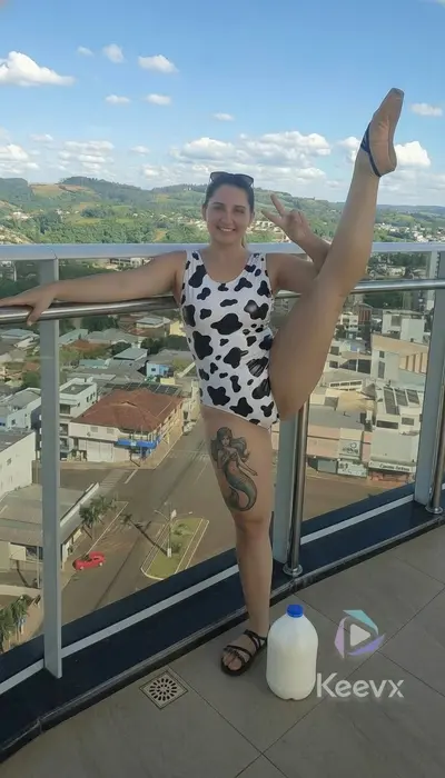 Gostosa passando na sua tela pra coletar seu leite. AI - IA cover image