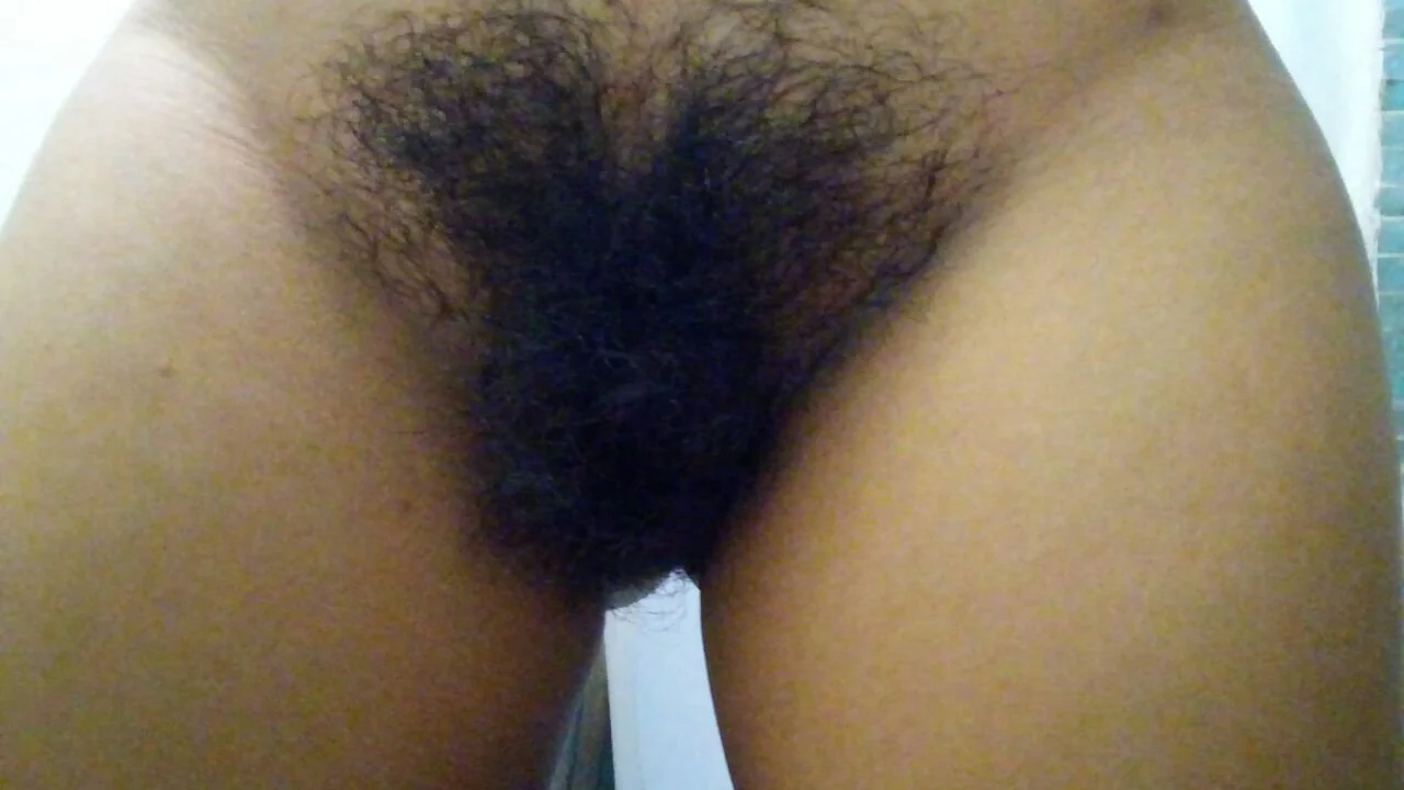 Le gusta mostrar su culo image 8