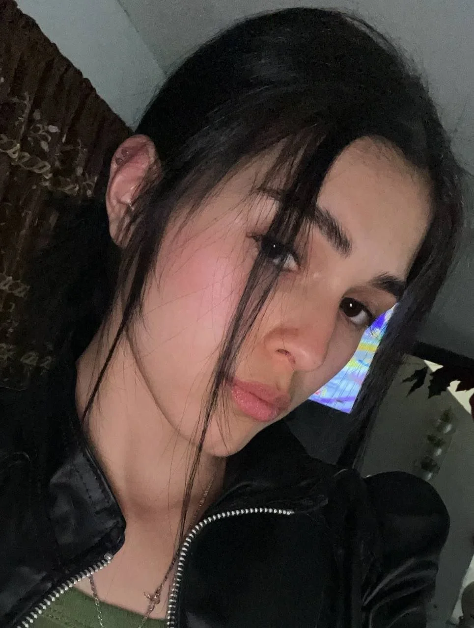 una pequeña putita que le encanta tomarse fotos para calentarle la verga a los desconocidos image 2