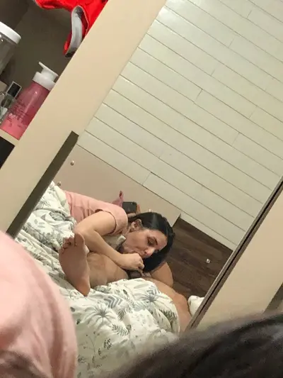 Esposinha branquinha vazada pelo corno em segredo cover image