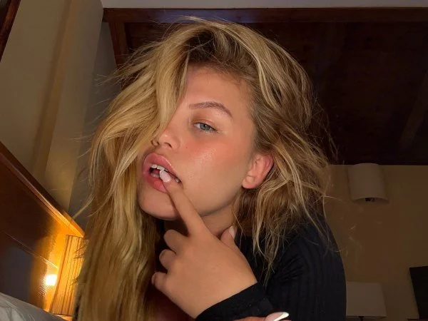 Como le gusta pedir leche en sus videos a la colorada española esta no se debe cansar de los pijazos image 2