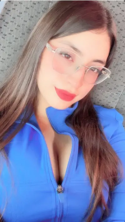 Hermosa con labios de puta cover image