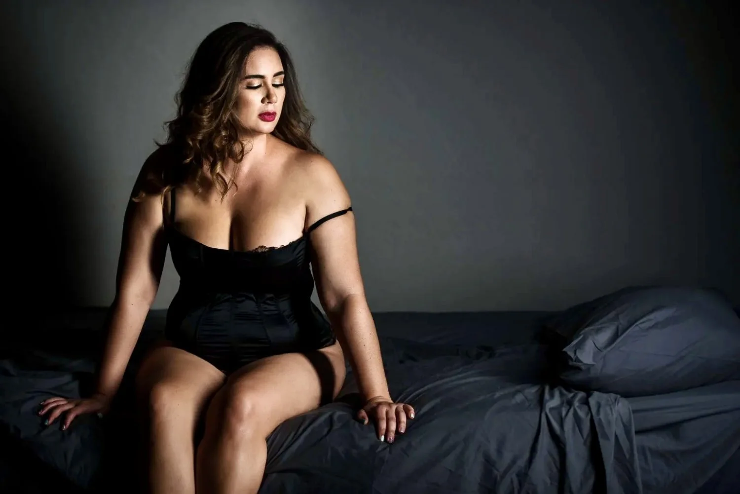 Latina milf boudoir image 9