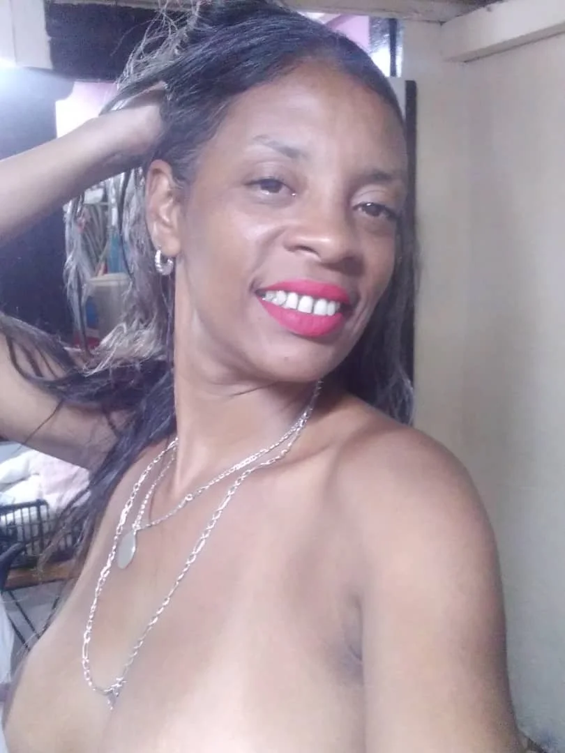 PARA QUE SE LES PONGA DURA LA VERGA Y ME DEN SU LECHITA MUY CALIENTE EN MI BOCA main image