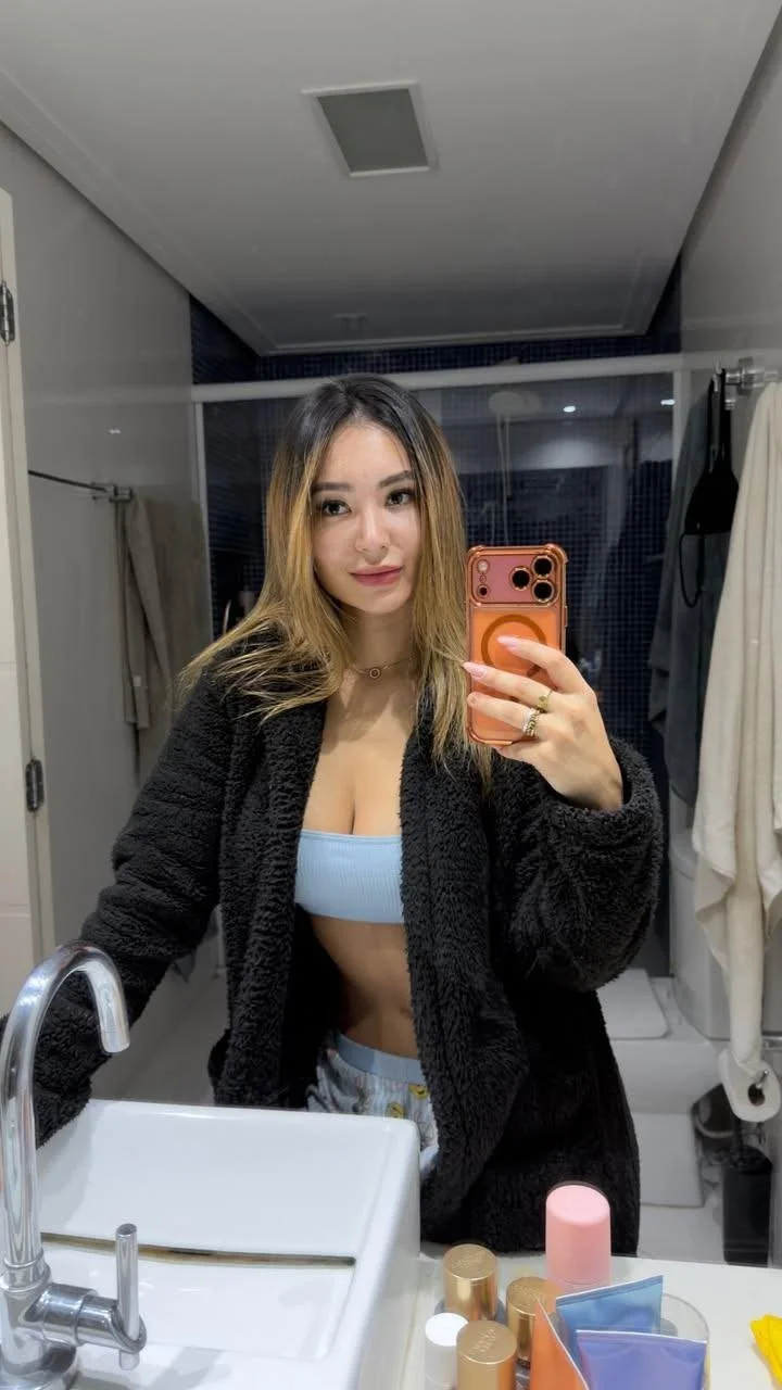 Loira milf peituda gostosa mãe fitness image 6