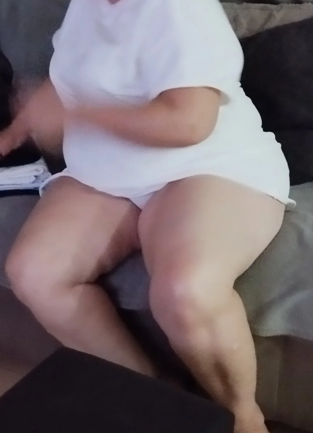 Bia Bucetuda de vestidinho branco e fio dental minúsculo image 12