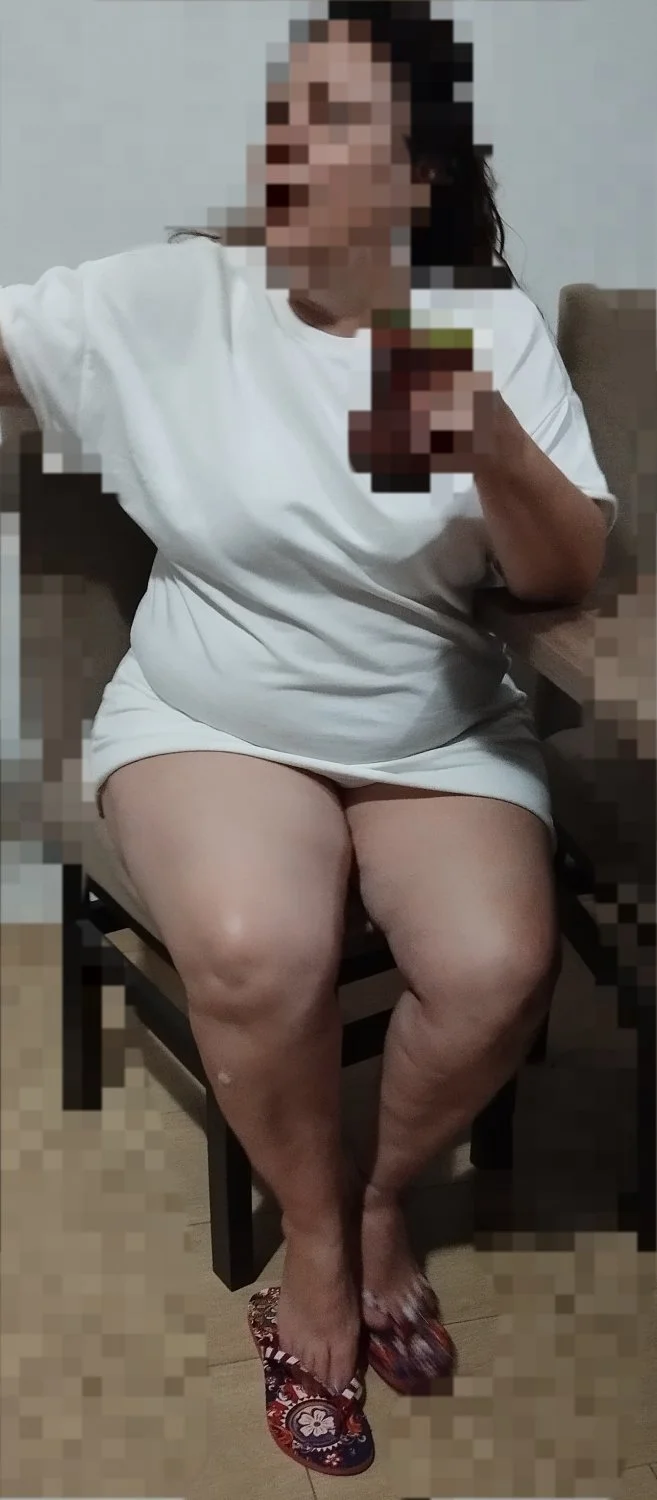 Bia Bucetuda de vestidinho branco e fio dental minúsculo image 2