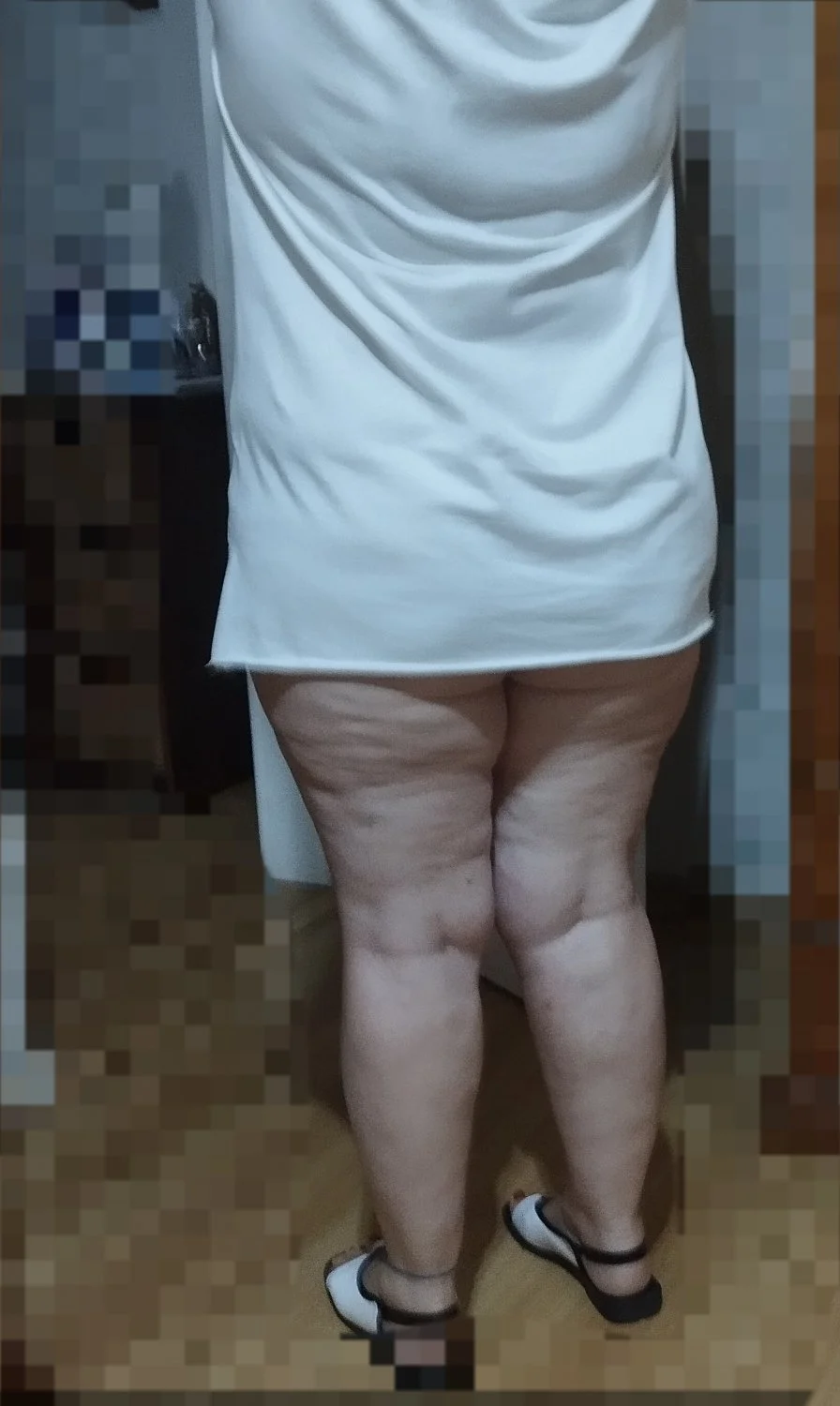 Bia Bucetuda de vestidinho branco e fio dental minúsculo image 9
