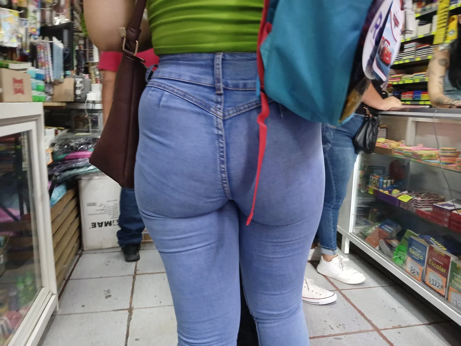 Tremendo culote de mamá soltera en la papelería image 2